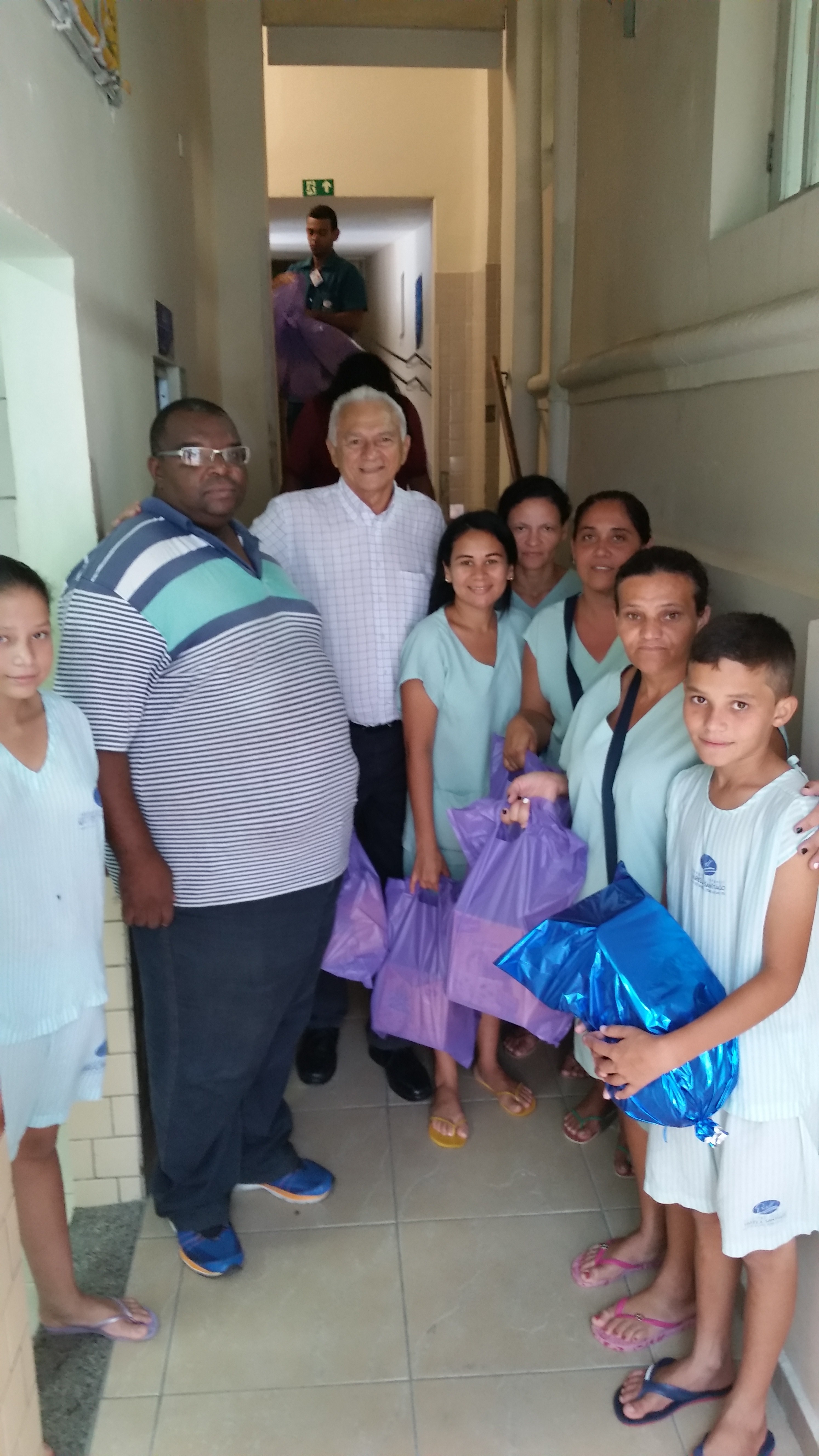 Crianças em tratamento no Varela Santiago recebem panetones da Sportpromotion