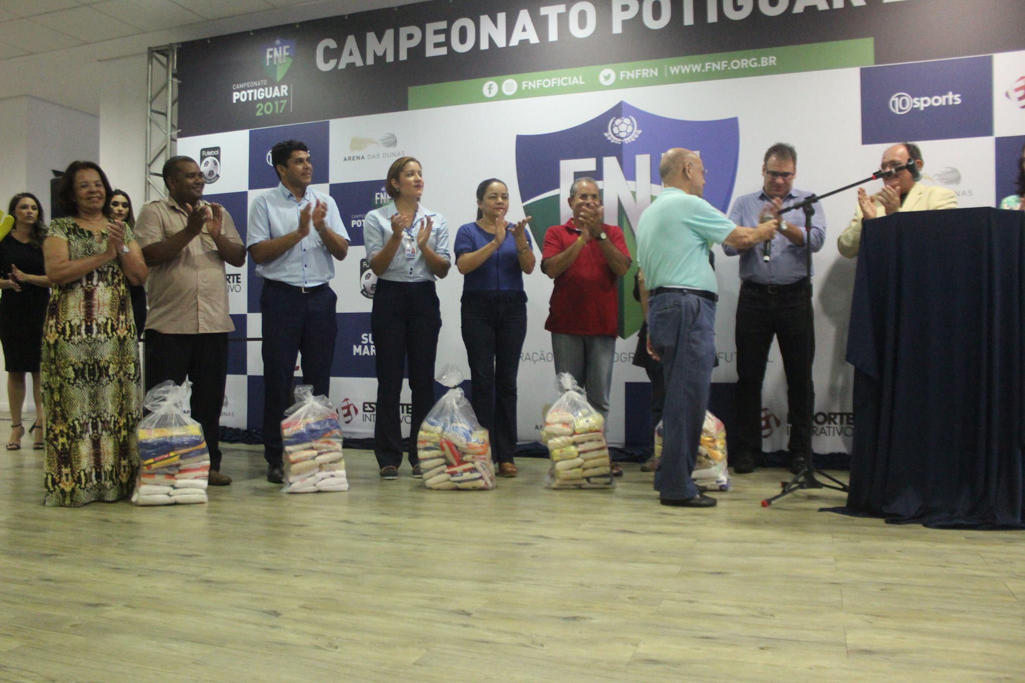 Hospital Varela Santiago recebe donatários arrecadados das ações da CBF Social