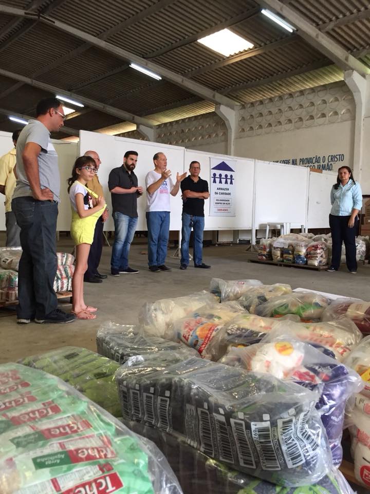 Varela Santiago recebe doação de alimentos da campanha Carnatal Solidário