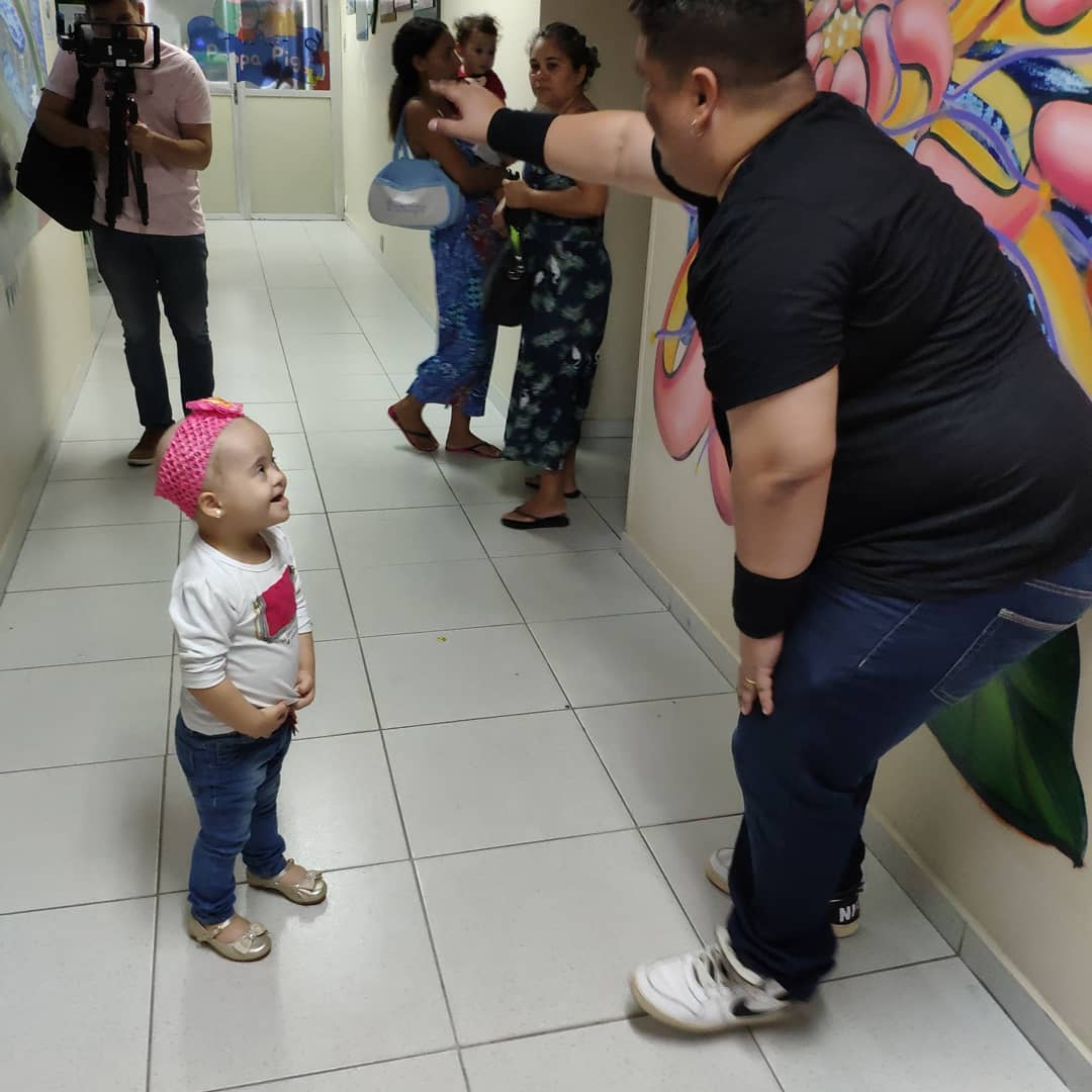 Júnior Groovador visita Varela Santiago para doar baixo que será leiloado em prol do hospital